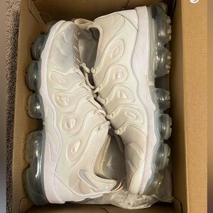 Nike white vapormax plus